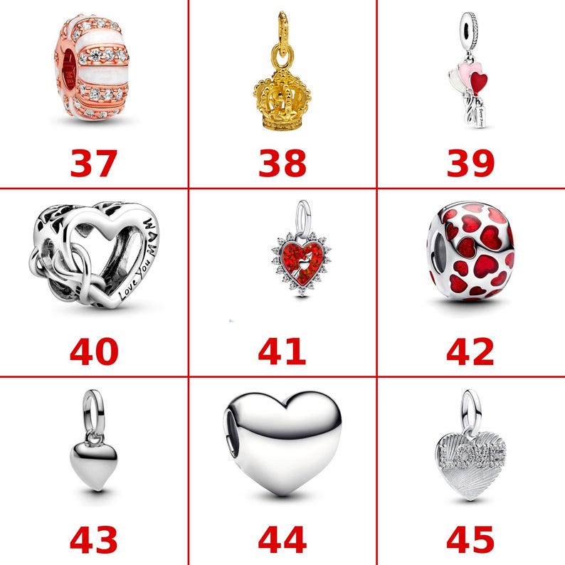 K&ouml;nnte beinhalten: Eine Sammlung von neun Schmuckanh&auml;ngern in Silber- und Goldt&ouml;nen mit verschiedenen Designs, darunter eine gestreifte Perle, eine Krone, herzf&ouml;rmige Anh&auml;nger und Anh&auml;nger mit roten Emaille-Akzenten, jeweils mit einer roten Zahl von 37 bis 45.