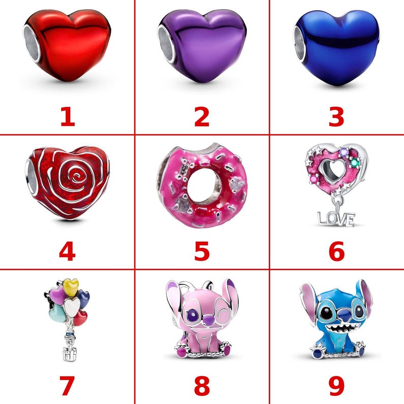 K&ouml;nnte beinhalten: Eine Sammlung von neun Metallanh&auml;ngern, darunter herzf&ouml;rmige Charms in Rot, Lila und Blau, ein Herz mit Rosenmuster, ein rosa Donut, ein Herz mit dem Wort LOVE, ein B&uuml;ndel bunter Luftballons sowie zwei Figuren in Rosa und Blau.