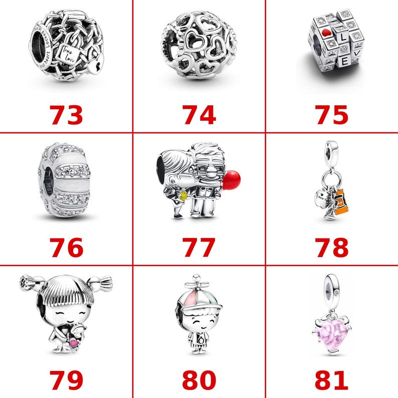 K&ouml;nnte beinhalten: Eine Sammlung von neun silberfarbenen Metallanh&auml;ngern, nummeriert von 73 bis 81. Die Anh&auml;nger zeigen verschiedene Designs, darunter eine herzf&ouml;rmige Kugel, einen W&uuml;rfel mit dem Wort LOVE, ein Paar mit einem roten Ballon und verschiedene Figurenanh&auml;nger.