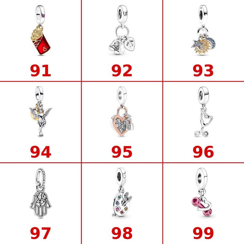 K&ouml;nnte beinhalten: Eine Sammlung von neun silberfarbenen Metallanh&auml;ngern, nummeriert von 91 bis 99. Die Motive umfassen eine rote Pommes-Frites-Schachtel, Babyartikel, Himmelsk&ouml;rper, einen Amor, ein Herz-Vorh&auml;ngeschloss, ein Stethoskop, eine Hamsa-Hand, eine Farbpalette.