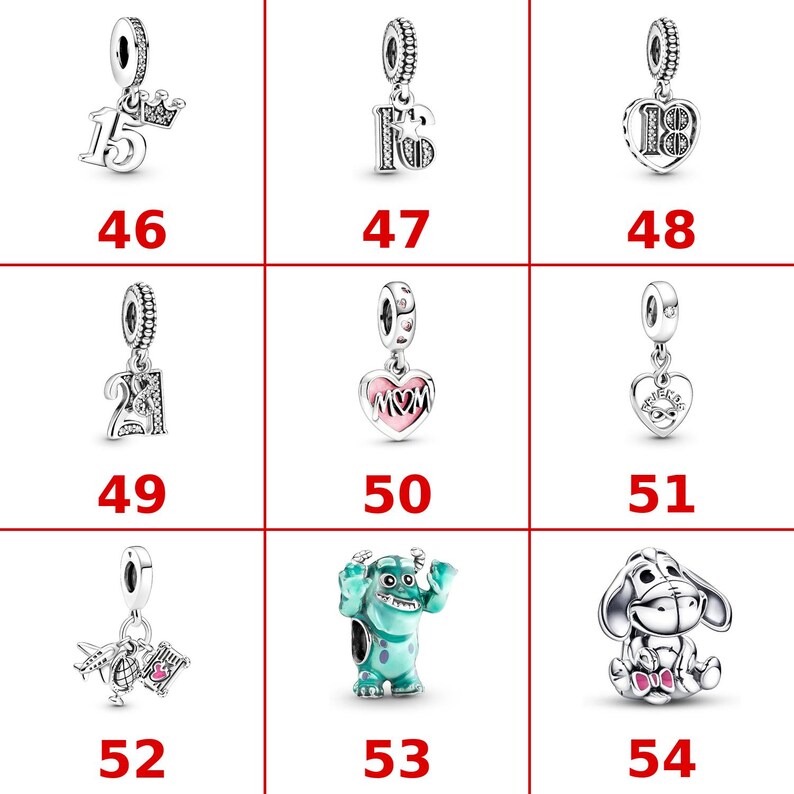 K&ouml;nnte beinhalten: Eine Sammlung von neun silberfarbenen Metallanh&auml;ngern mit verschiedenen Motiven, darunter die Zahlen 15, 16, 18, 21, ein Herz mit dem Wort MOM, ein Herz mit dem Wort FRIENDS, ein Reise-Motiv, ein blaues Monster und ein grauer Esel.