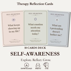 Puede incluir: Un juego de tres tarjetas de reflexión terapéutica en rosa suave, verde salvia y azul claro. Cada tarjeta presenta el texto SELF-AWARENESS, un icono único y una pregunta específica. El mazo incluye 10 tarjetas en total, con el texto: 10 CARDS DECK, SELF-AWARENESS, Explore. Reflect. Grow., DOWNLOAD, PRINT, USE.