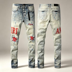 Pantalones vaqueros acampanados de mezclilla Amiri para hombre, con parches rojos desgastados.