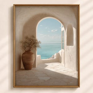Könnte beinhalten: Ein gerahmter Kunstdruck, der einen steinernen Torbogen mit Blick auf das Meer zeigt. Eine große braune Terrakotta-Vase mit getrockneten Zweigen steht auf einem Steinboden. Die Szene zeigt sanftes Sonnenlicht, Schatten und einen blauen Himmel.