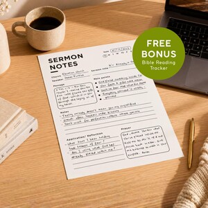 Op de afbeelding: Een wit vel papier voor preeknotities met zwarte gedrukte tekst en handgeschreven aantekeningen. Het formulier bevat secties voor datum, kerk, spreker, passage, hoofdpunten, notities, toepassing, reflectie en gebed. Een groene cirkelvormige overlay bevat de tekst FREE BONUS Bible Reading Tracker.