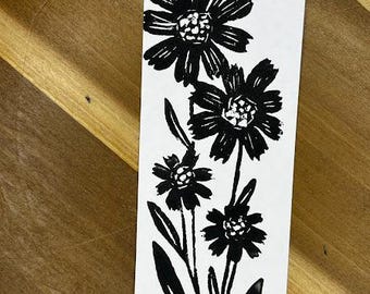 Handbedrukte linoleumsnede papieren boekenlegger, met wilde bloemen, vlinders en andere bloemenmotieven voor boekenliefhebbers.