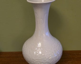 Jarrón de porcelana blanca Blanc de Chine del Museo Metropolitano de Arte (MMA), edición de 1994, con relieve de nenúfar, réplica del Museo Chino, 28 cm (11 pulgadas).