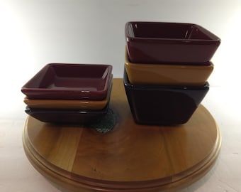 Pampered Chef Simple Additions kleine kommetjes en bijpassende bordjes in blauw, geel en rood.