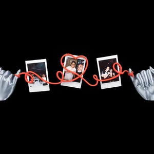 Pode incluir: Duas esculturas de mãos na cor prata conectadas por um cordão laranja contínuo que forma um coração no centro. Três fotografias instantâneas retangulares estão presas ao cordão, exibindo várias cenas com pessoas nelas.