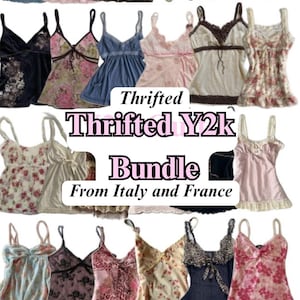 Può includere: Una collezione di canotte senza maniche con vari motivi floreali, animalier e a tinta unita con bordi in pizzo e dettagli a nastro. Il testo "Thrifted Y2k Bundle From Italy and France" è sovrapposto al centro dell'immagine.