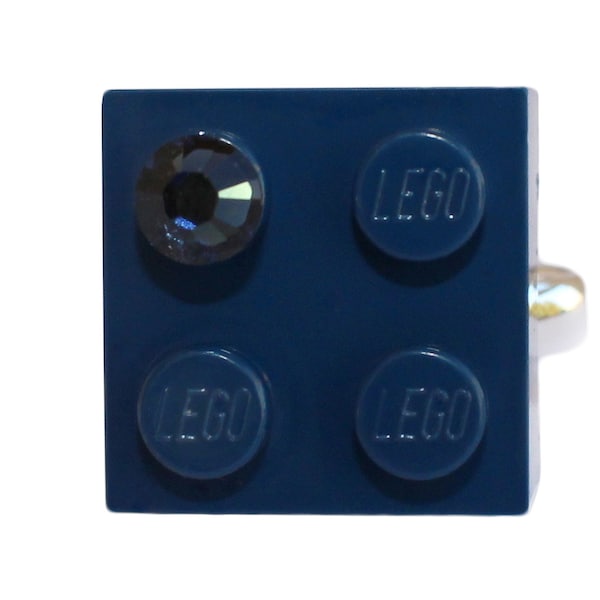 Navy Blue LEGO® Ziegel 2 x 2 mit einem blauen SWAROVSKI® Kristall auf einem Silber/Gold vergoldeten verstellbaren Ring finden