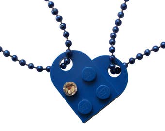 Cœur bleu foncé customisable en 2 morceaux fait de 2 plaques LEGO® avec un cristal SWAROVSKI® couleur 'diamant' sur 2 chaînes-boules bleues