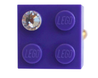 Brique LEGO® 2x2 violette avec un cristal SWAROVSKI® couleur 'diamant' sur un support de bague plaqué argent/or réglable