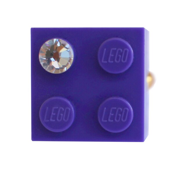 Brique LEGO® 2x2 violette avec un cristal SWAROVSKI® couleur 'diamant' sur un support de bague plaqué argent/or réglable