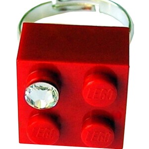 Brique LEGO® 2x2 rouge avec un cristal SWAROVSKI® couleur 'diamant' sur un support de bague plaqué argent/or réglable image 2