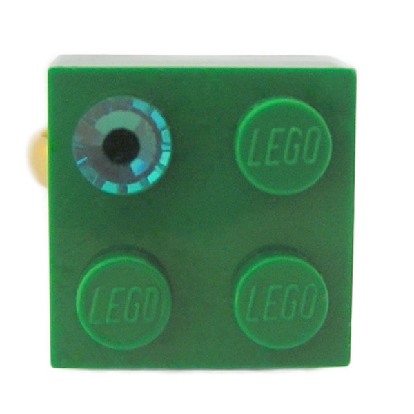 Dunkelgrün LEGO® Stein 2 x 2 mit einem grünen SWAROVSKI® Kristall auf einem Silber/Gold vergoldeten verstellbaren Ring finden