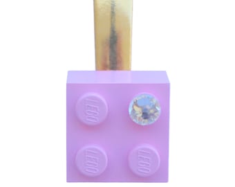 Brique LEGO® 2x2 rose clair avec un cristal SWAROVSKI® couleur 'diamant' sur une barrette plaquée argent/or (une pièce)