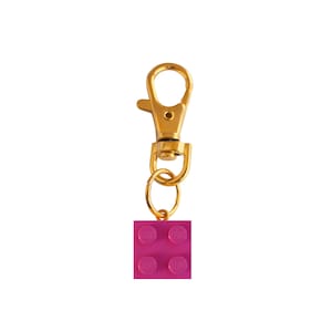Brique LEGO® 2x2 rose foncé sur un porte-clé plaqué argent/or - Cadeau pour fan de LEGO® - Cadeau pour geek - Cadeau de rentrée des classes