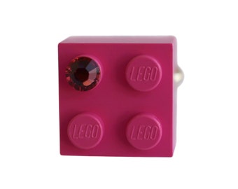Dark Pink LEGO® brick 2x2 with a Pink SWAROVSKI® crystal on a Silver/Gold plated adjustable ring finding