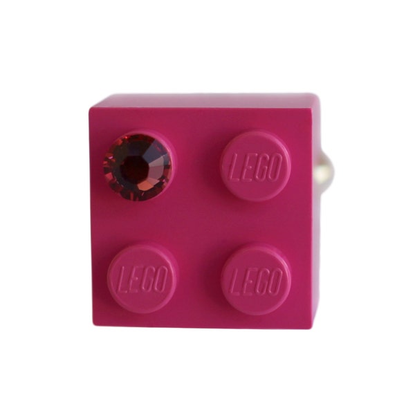 Brique LEGO® 2x2 rose foncé avec un cristal SWAROVSKI® rose sur un support de bague plaqué argent/or réglable