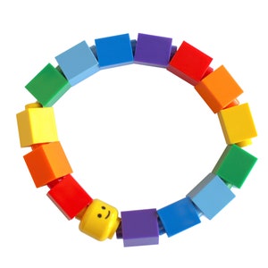 Regenbogen Kinder Armband - gemacht aus LEGO® Steine und LEGO® Minifigur Kopf auf dehnbare kordeln