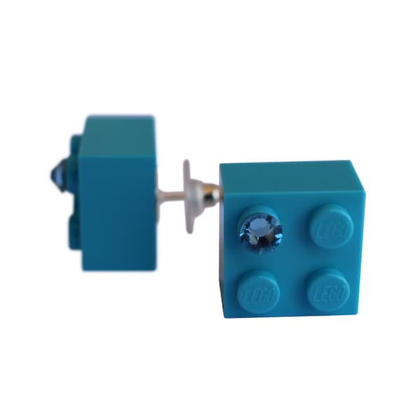 Brique LEGO® 2x2 bleu turquoise avec un cristal SWAROVSKI® bleu sur une tige plaquée argent/or