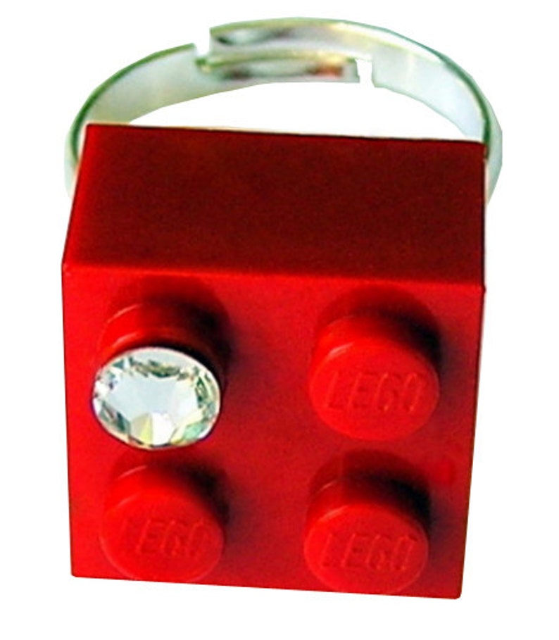 Brique LEGO® 2x2 rouge avec un cristal SWAROVSKI® couleur 'diamant' sur un support de bague plaqué argent/or réglable image 2