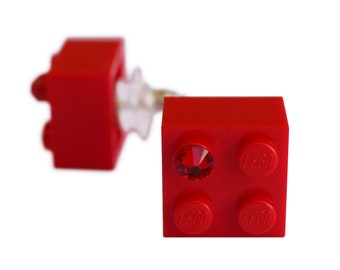 Brique LEGO® 2x2 rouge avec un cristal SWAROVSKI® rouge sur une tige plaquée argent/or