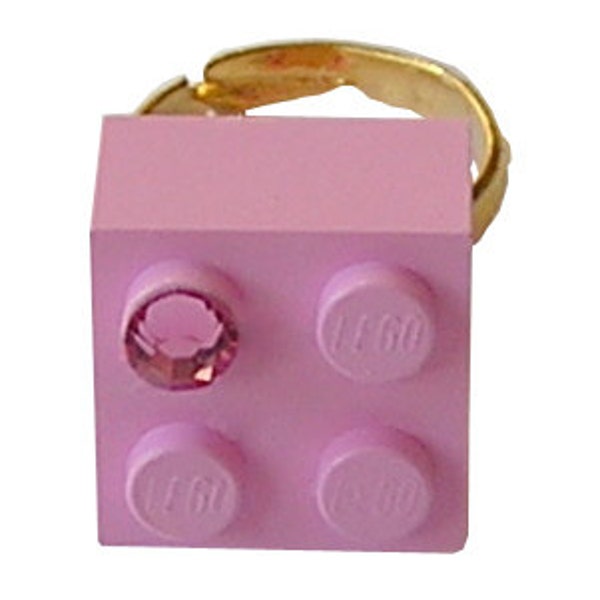 Brique LEGO® 2x2 rose clair avec un cristal SWAROVSKI® rose sur un support de bague plaqué argent/or réglable