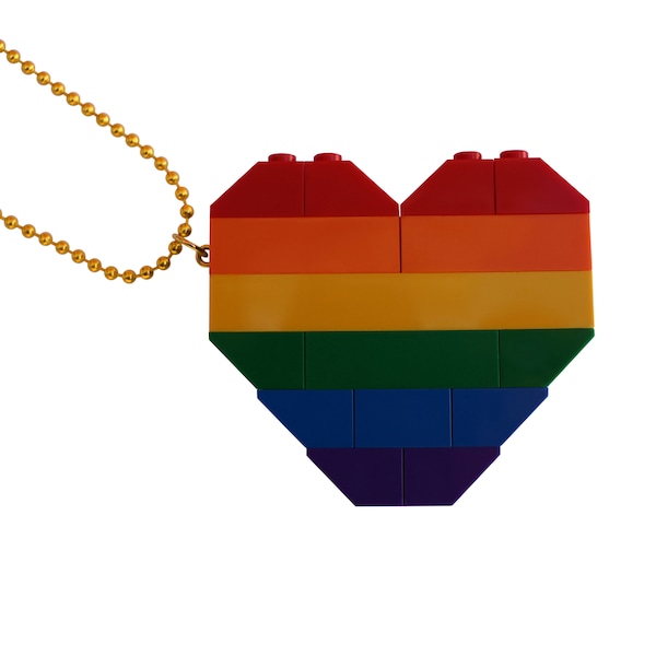 Collier arc-en-ciel rigolo - Gros pendentif cœur - fait à partir de briques LEGO® sur une chaîne-boules plaquée argent/or de 61 cm