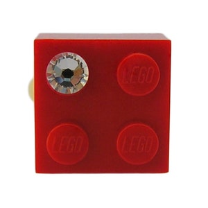 Brique LEGO® 2x2 rouge avec un cristal SWAROVSKI® couleur 'diamant' sur un support de bague plaqué argent/or réglable image 1