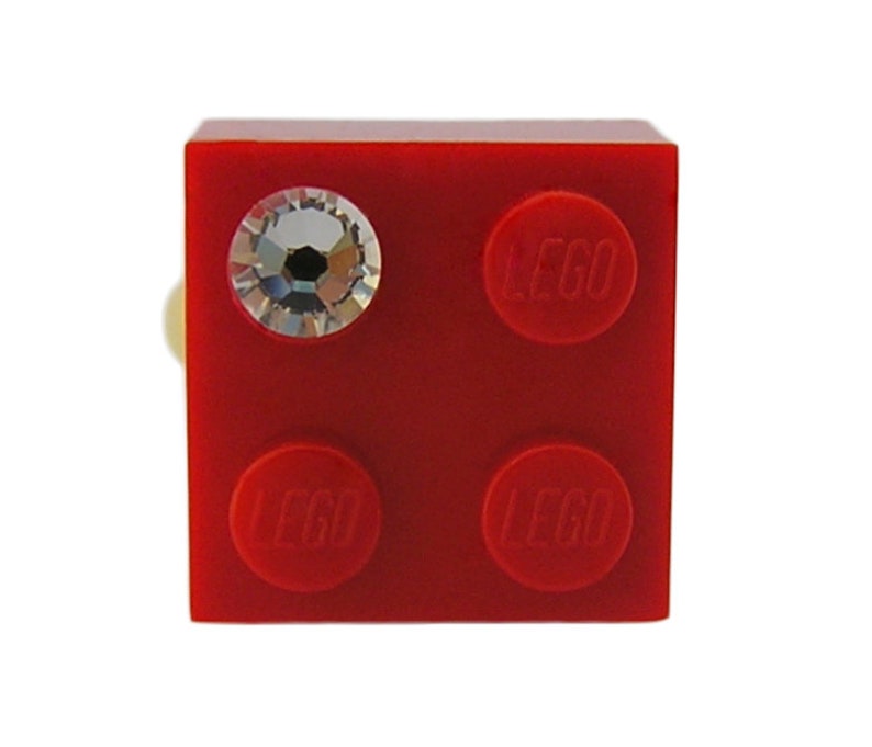 Brique LEGO® 2x2 rouge avec un cristal SWAROVSKI® couleur 'diamant' sur un support de bague plaqué argent/or réglable image 1