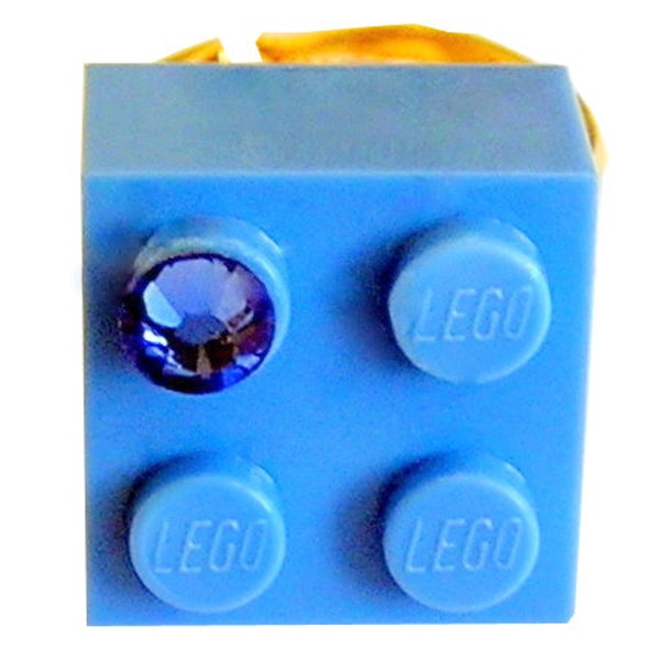 Brique LEGO® 2x2 bleu clair avec un cristal SWAROVSKI® bleu sur un support de bague plaqué argent/or réglable