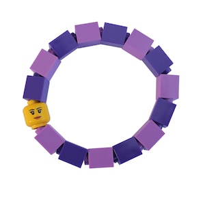 Lila Kinder Armband aus LEGO® Steine und LEGO® Minifigur Kopf auf dehnbaren Kordeln