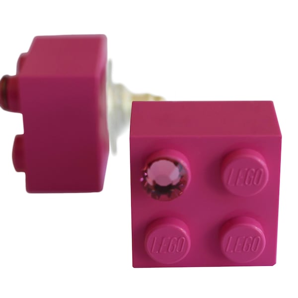 Brique LEGO® 2x2 rose foncé avec un cristal SWAROVSKI® rose sur une tige plaquée argent/or