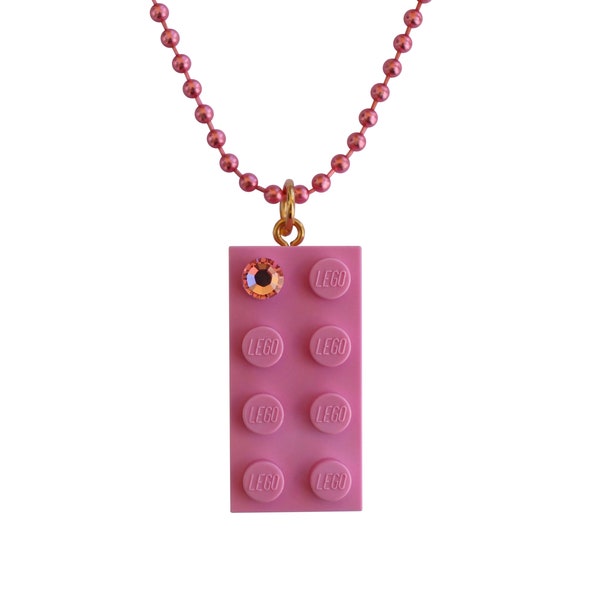 Brique LEGO® 2x4 rose clair avec un cristal SWAROVSKI® rose sur une chaîne forçat plaquée argent/or ou sur une chaîne-boules rose