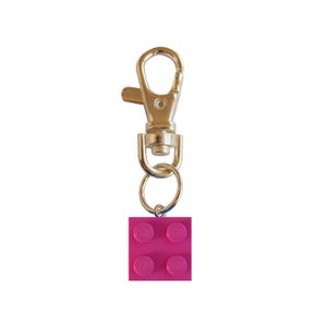 Brique LEGO® 2x2 rose foncé sur un porte-clé plaqué argent/or - Cadeau pour fan de LEGO® - Cadeau pour geek - Cadeau de rentrée des classes