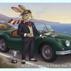 Könnte beinhalten: Illustration eines eleganten Hasen in Anzug, Brille und Schal, der eine Zigarette raucht, neben einem grünen Vintage Jaguar Cabrio. Eine Trophäe steht daneben. Das Auto hat einen Union Jack auf der Motorhaube. Der Text lautet "Sir Reginald Harewood & His Victorious Jaguar - Monte Carlo Rally - 1957."