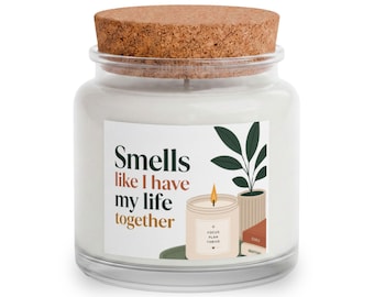 Acogedor conjunto cuidadosamente seleccionado con vela de soja natural, manta de felpa, ramo de flores de ganchillo y elegante broche con lazo.