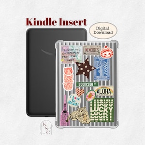 Könnte beinhalten: Ein schwarzer Kindle E-Reader mit einer transparenten Schutzhülle, die mit einer Collage aus Aufklebern versehen ist, darunter ein Leopard, ein Stern, eine Katze und der Text Kindle Insert, Digital Download, I Want To Go Somewhere Far Away, Memories, Bookclub, Aloha, I Love To Read und Lucky.