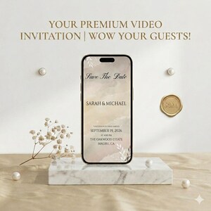 Peut inclure: Un smartphone affiche une invitation de mariage avec le texte "Save The Date" et les noms "SARAH & MICHAEL." L'invitation comprend la date, l'heure et le lieu : 19 septembre 2026, à The Oakwood Estate, Malibu, CA. Le texte "YOUR PREMIUM VIDEO INVITATION | WOW YOUR GUESTS!" est également présent.