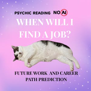 Op de afbeelding: Een digitale afbeelding met een witte en grijze kat die ligt tegen een paarse en roze gradiënt achtergrond. De tekst luidt PSYCHIC READING NO AI, WHEN WILL I FIND A JOB?, en FUTURE WORK AND CAREER PATH PREDICTION in zwart en wit.