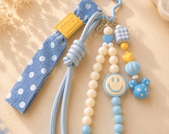 Charm para bolso hecho a mano con cuentas azules y lunares