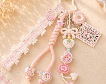 Llavero colgante para bolso hecho a mano con diseño de Hello Kitty rosa y fresas dulces del desierto.