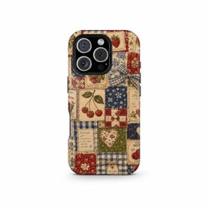 Pode incluir: Uma capa de smartphone com um design de patchwork apresentando vários quadrados com ilustrações de cerejas, morangos, padrões florais, xadrez vichy azul e branco e etiquetas com texto de estilo vintage em tons de vermelho, azul, verde e creme.