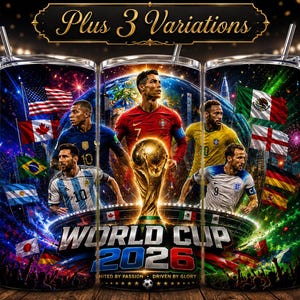 Peut inclure: Un gobelet cylindrique avec un graphisme représentant des joueurs de football, le trophée de la Coupe du Monde et divers drapeaux nationaux. Le texte indique Plus 3 Variations, WORLD CUP 2026, et UNITED BY PASSION DRIVEN BY GLORY.