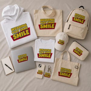 Peut inclure: Une collection d'articles blancs et beiges comprenant un sweat &agrave; capuche, un t-shirt, un sac fourre-tout, un sac &agrave; dos, une casquette, une trousse, un tablier, un autocollant pour ordinateur, une coque de t&eacute;l&eacute;phone et un porte-cl&eacute;s.