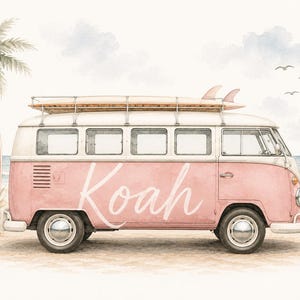 Puede incluir: Ilustración en acuarela de una furgoneta vintage rosa y blanca con una tabla de surf en la parte superior, estacionada en una playa. La furgoneta tiene el nombre "Koah" escrito en el lateral. Una palmera y una tabla de surf están cerca, con el océano y el cielo de fondo.