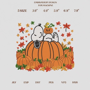 Puede incluir: Diseño de bordado a máquina con un perro blanco descansando sobre una calabaza naranja grande con una calabaza más pequeña en la cabeza, rodeado de hojas de otoño naranjas, amarillas y rojas. Texto: EMBROIDERY DESIGN FOR MACHINE, 5 SIZE, 3.9", 4.9", 5.9", 6.9", 7.9", JEF, EXP, DST, PES, VP3, HUS.