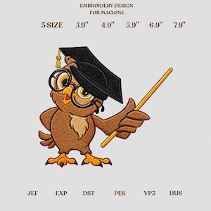 Peut inclure: Un motif de broderie machine représentant un hibou marron portant une toque de diplômé noire et des lunettes rondes, tenant une baguette jaune. Le texte inclut EMBROIDERY DESIGN FOR MACHINE, 5 SIZE, 3.9", 4.9", 5.9", 6.9", 7.9", JEF, EXP, DST, PES, VP3, HUS.